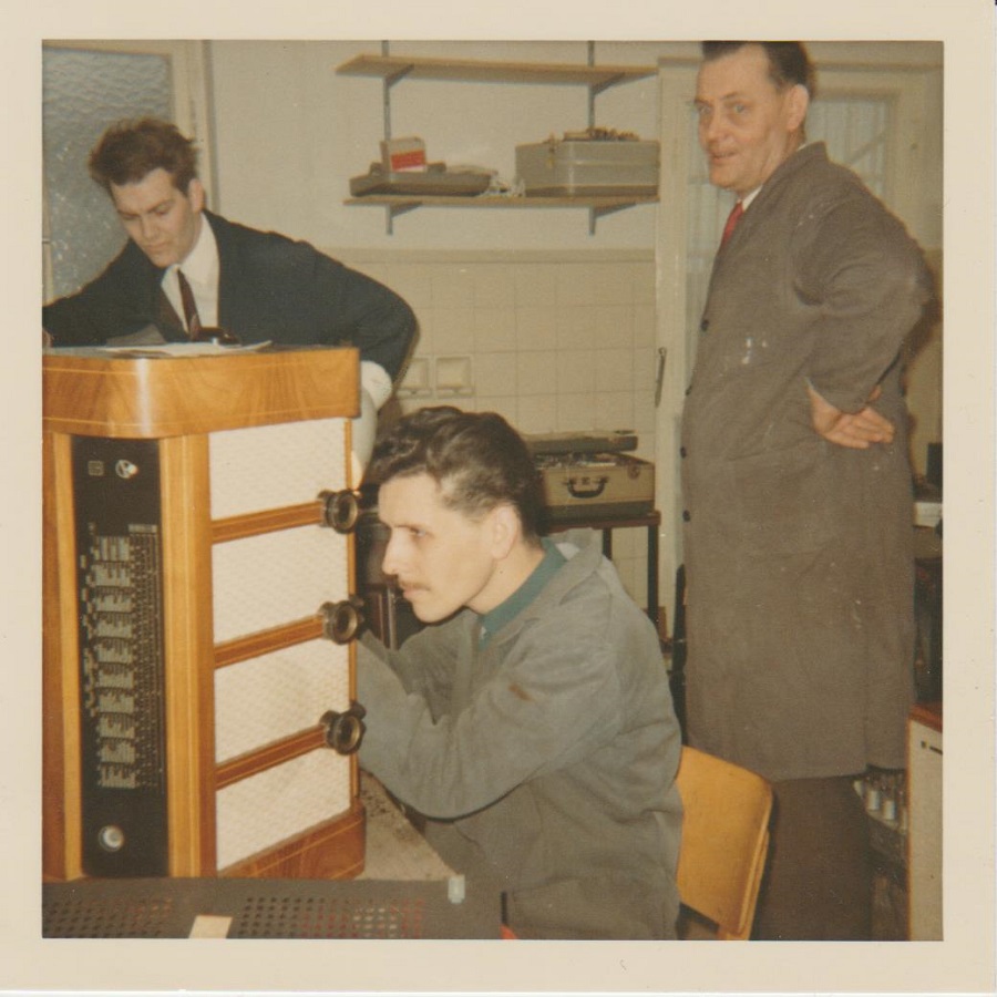 Mann beim Reparieren eines Radios